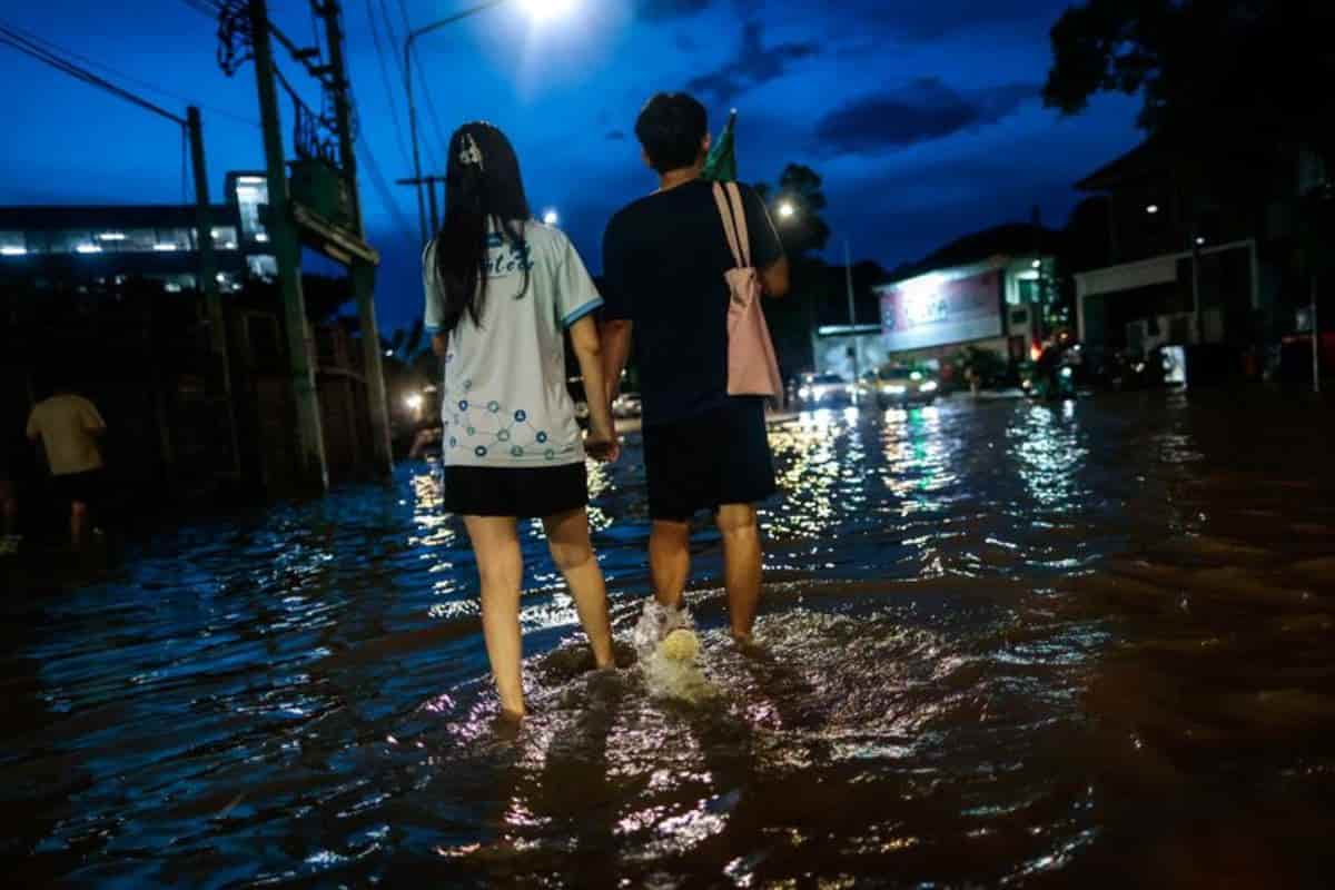 Bangkok floodwaters recede, Thai Airways faces baggage chaos