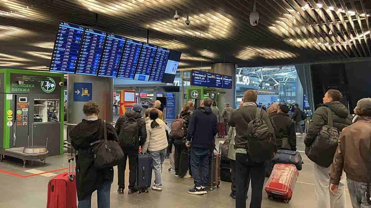 Moscow restricts flights for sixth night as Ukraine resumes refinery strikes