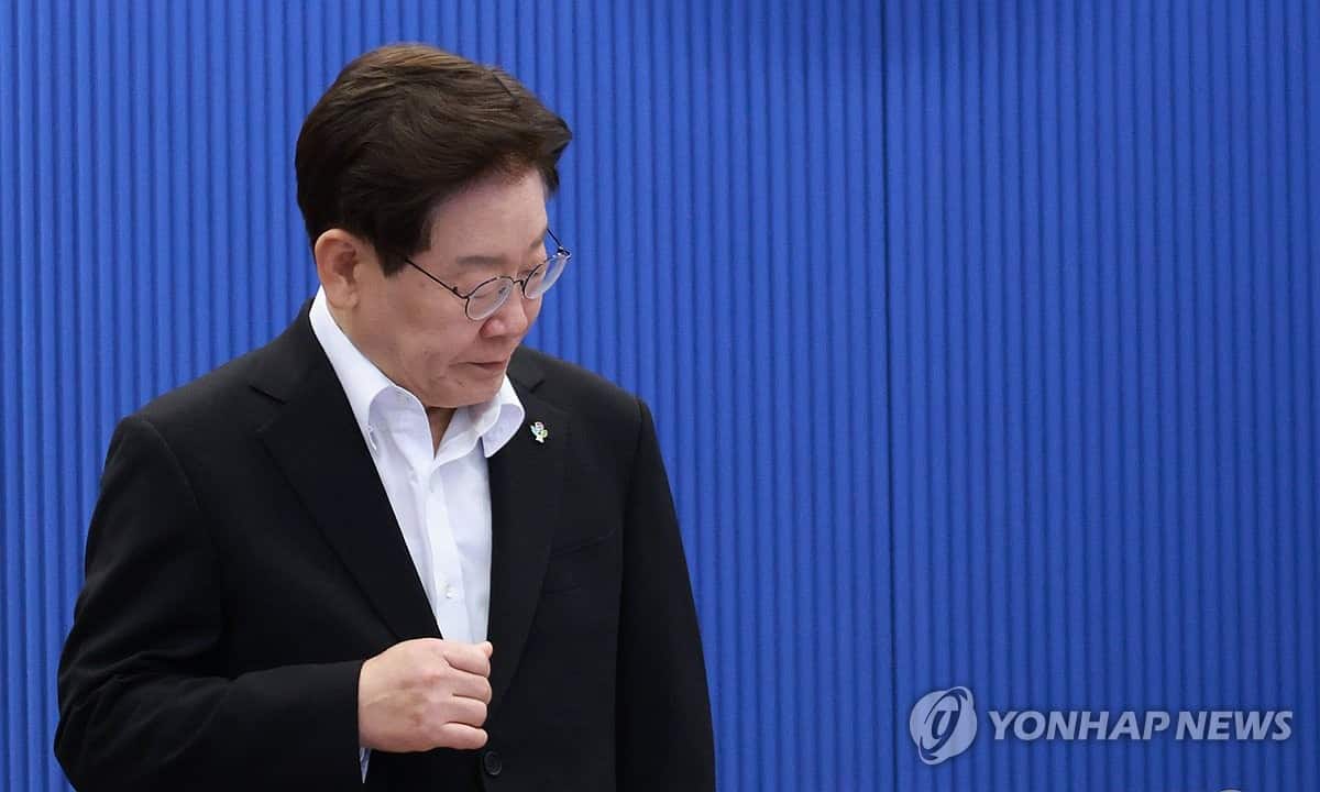 President Lee's approval rating hits record low of 51%