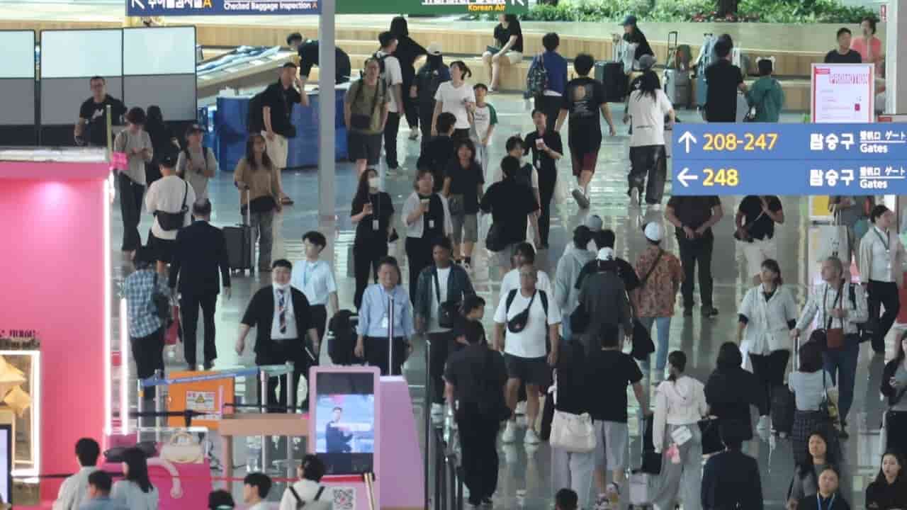 South Korea officials split over serving airline meals to deportees