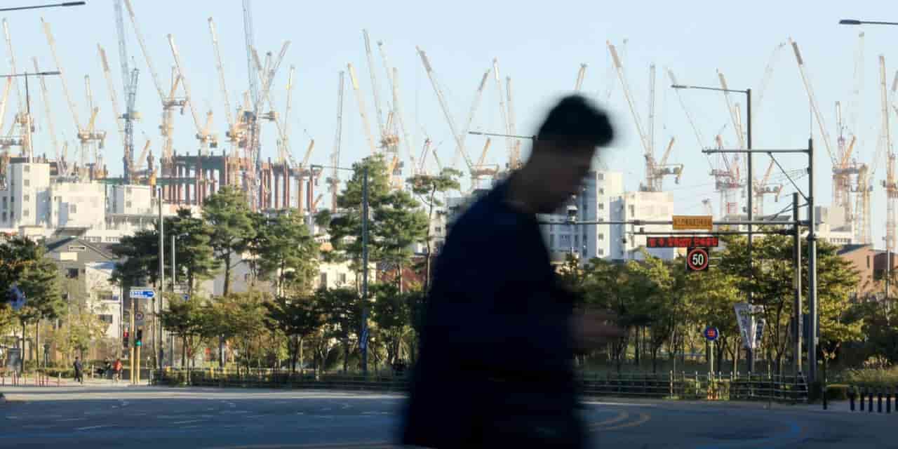 Samsung, SK Hynix earnings boost South Korea's AI and youth spending