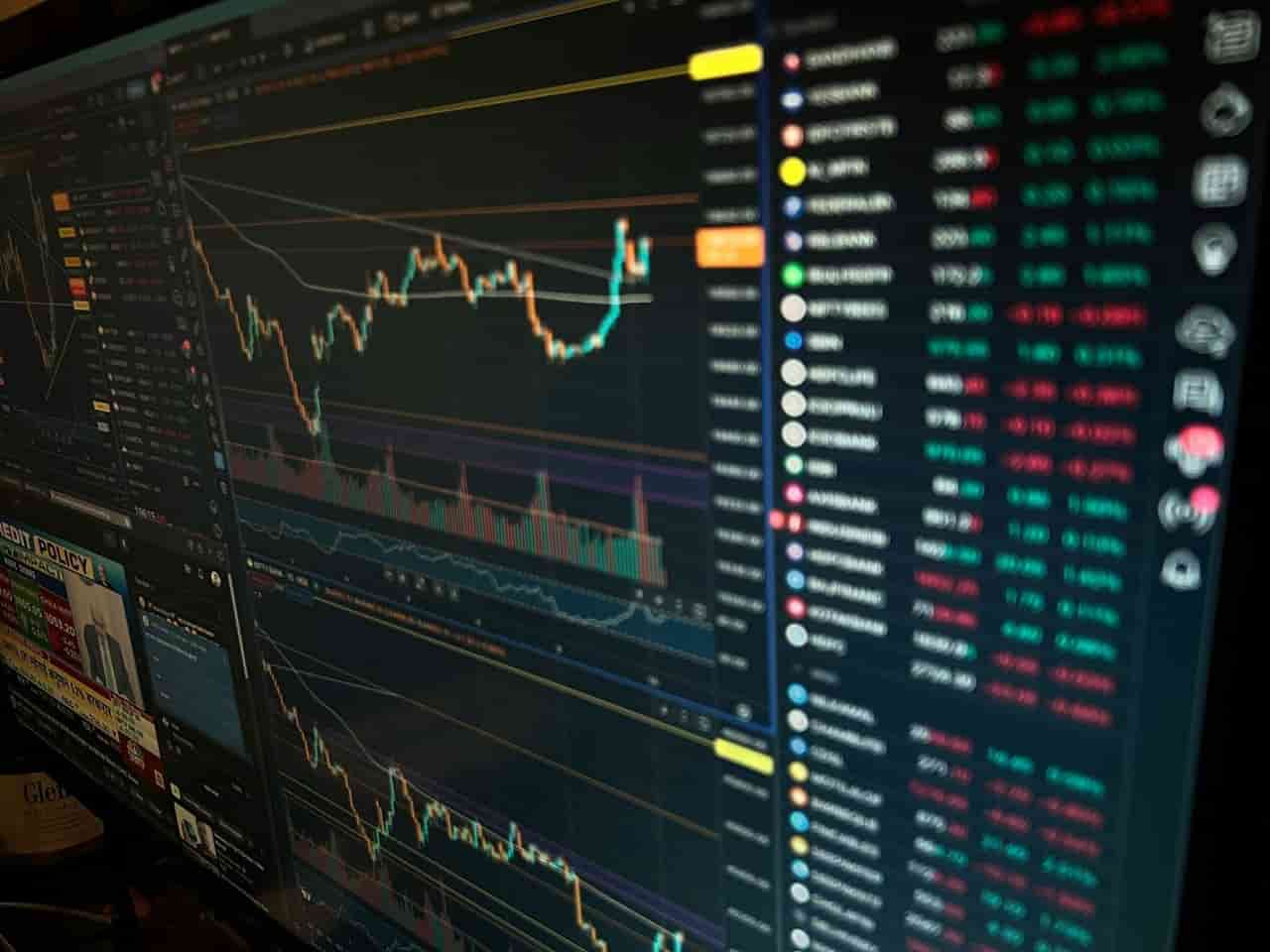 Bitcoin Falls as U.S.-Iran Tensions Boost Oil Prices