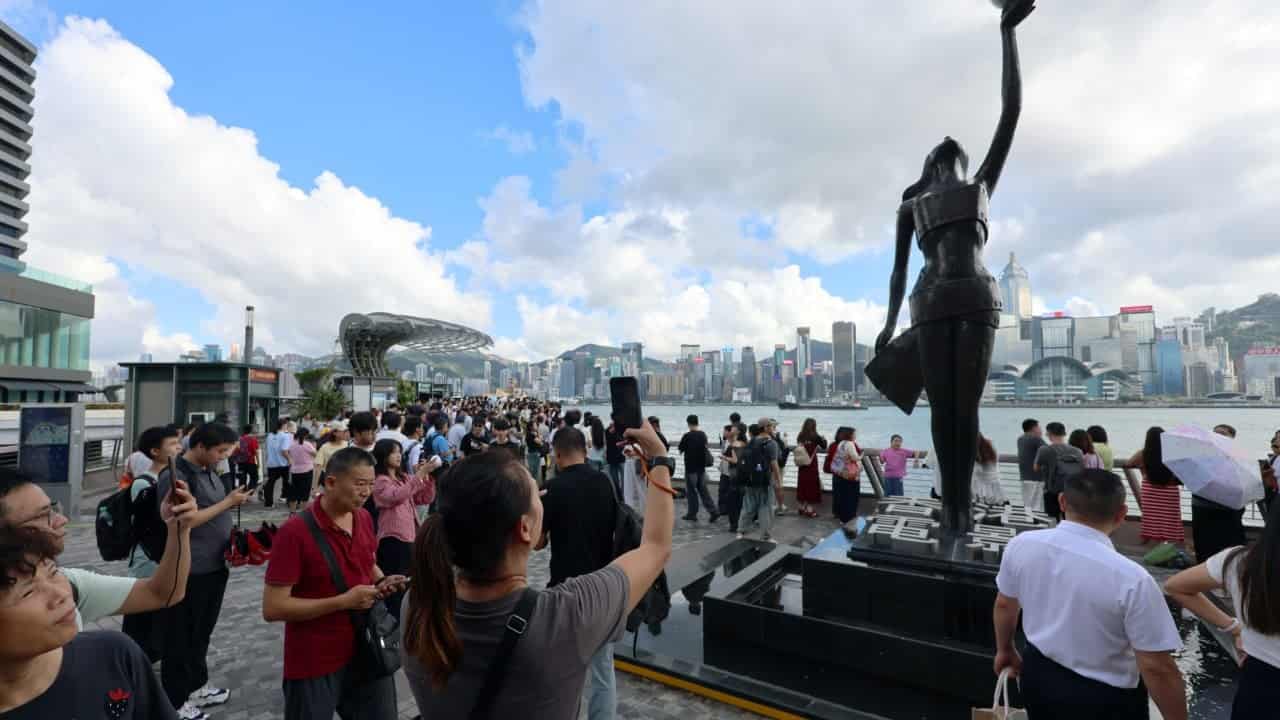 Hong Kong revokes licenses of 2 travel agencies for forced shopping