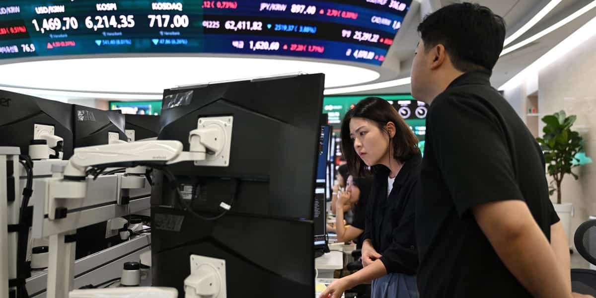 Samsung, SK Hynix Fall From $1 Trillion Club as South Korea Stocks Rout