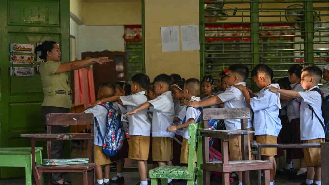Philippines struggles to fill 20,000 teaching jobs amid learning crisis