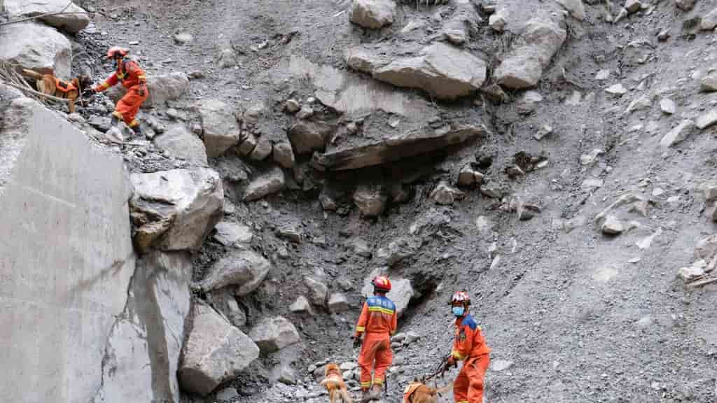 China-Nepal disaster death toll nears 1,000 as rescue efforts intensify