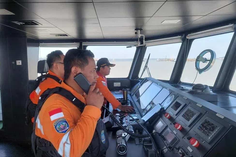 Indonesia rescuers battle turbulent seas in search for 129 after ship capsizes