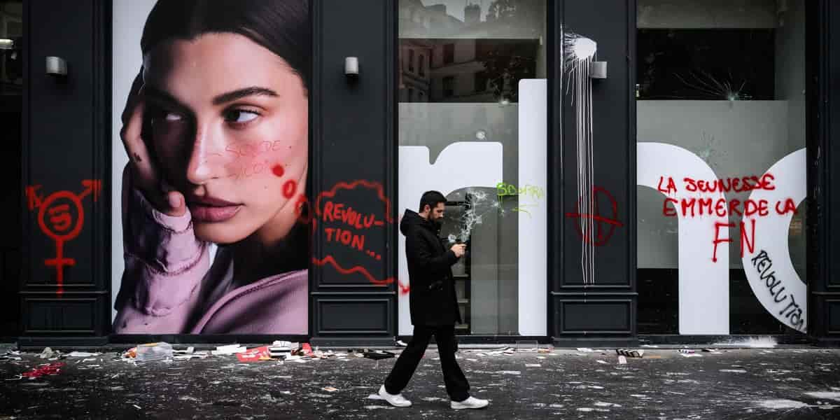 French business leaders condemn riots, demand order to protect shops