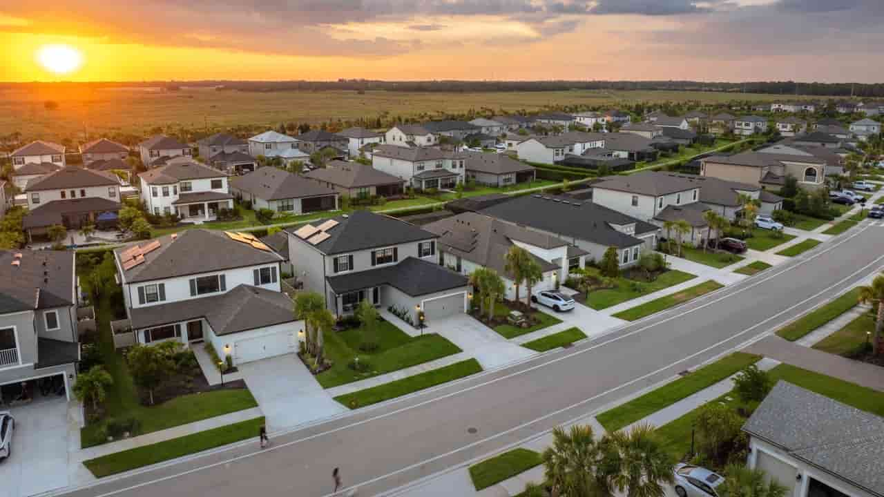 US 30-year mortgage rates top 7% for first time since 2002