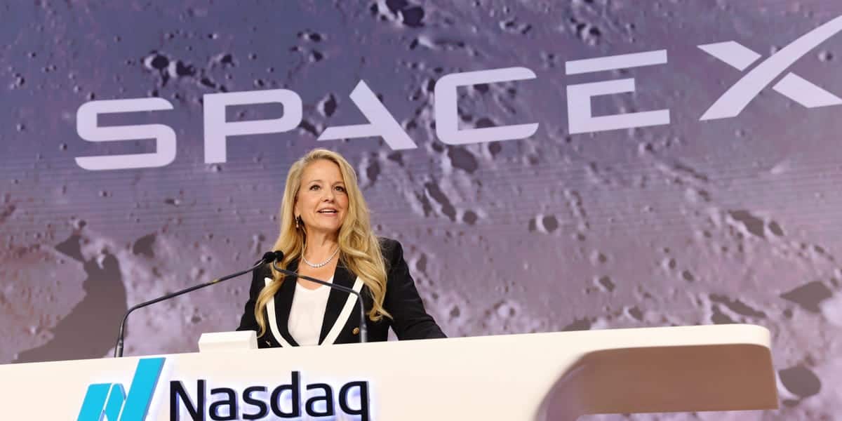 SpaceX aims to challenge AT&T, Verizon, T-Mobile with upgraded Starlink Mobile