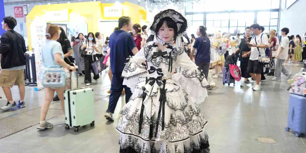 China's young women embrace Japanese Lolita fashion