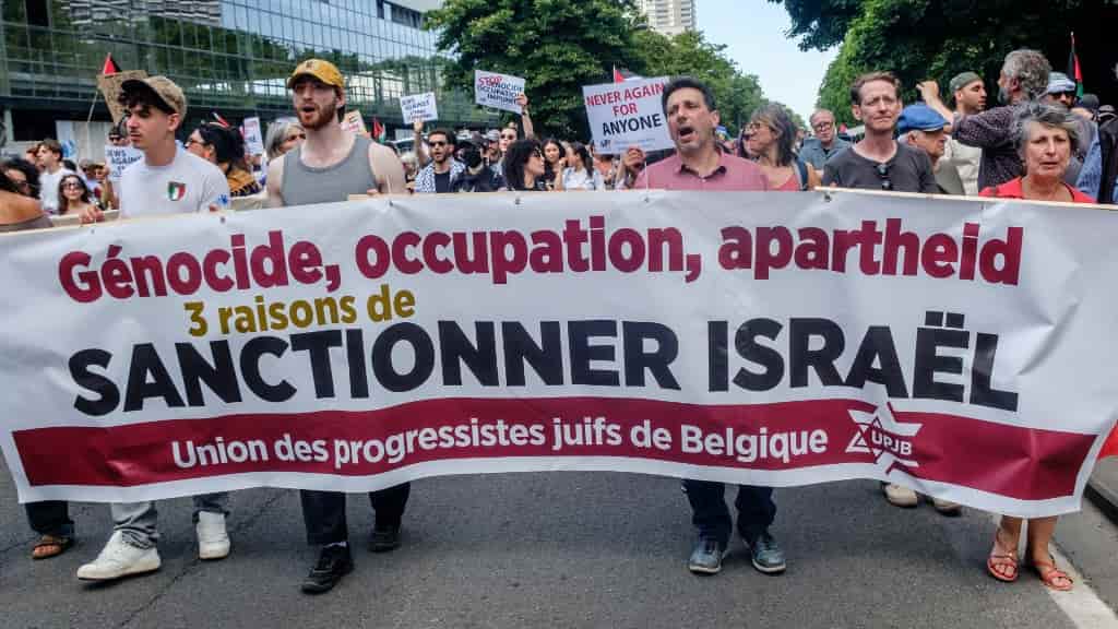 UK bans trade with Israeli settlements, drawing condemnation and praise