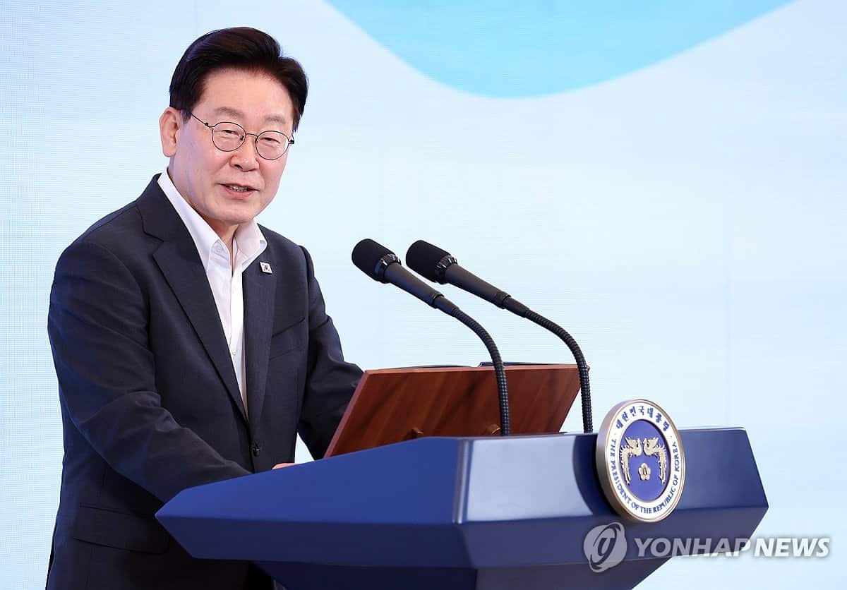 President Lee's approval rating drops below 40% for first time