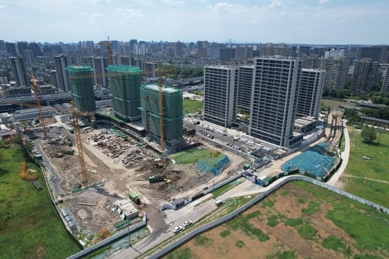 Chinese Developers Bid Premiums for Land Amid Market Slump