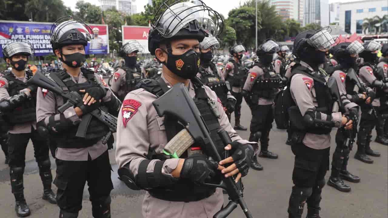 Indonesia arrests 11 over suspected terrorist links