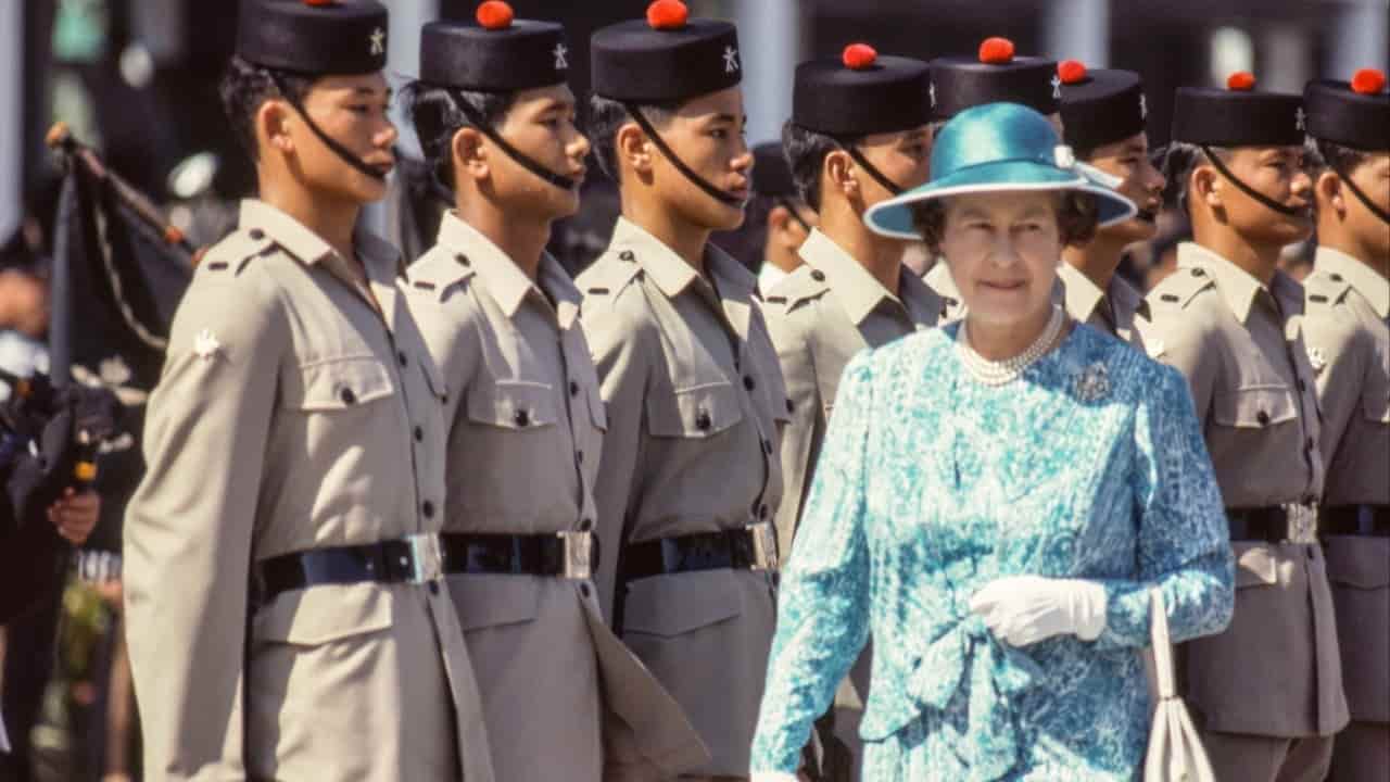 Queen Elizabeth visits Hong Kong for the last time in 1986
