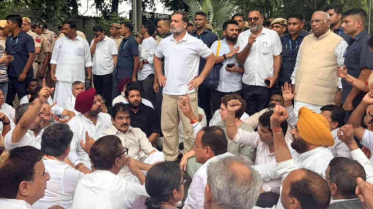 Rahul, Priyanka Gandhi Protest Outside PM Modi's Residence