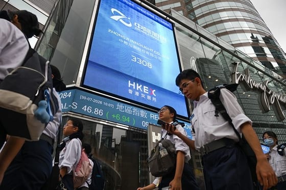 Zhongji Innolight Slides in Hong Kong Debut Following $7 Billion IPO