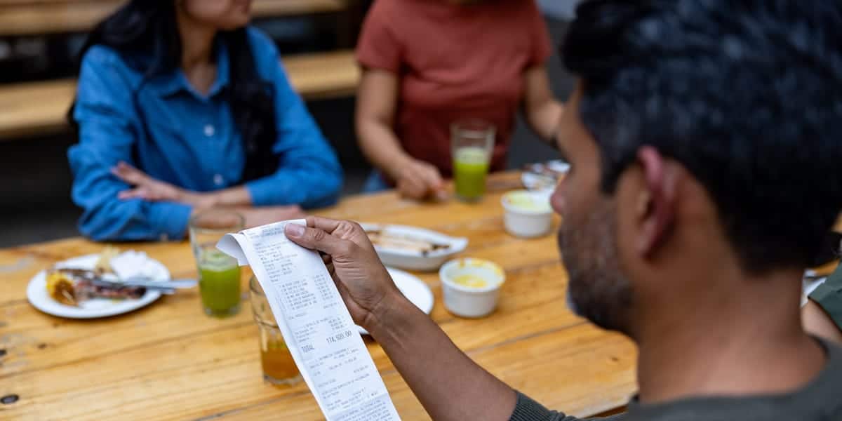 Middle-income Americans feeling economic squeeze, survey finds