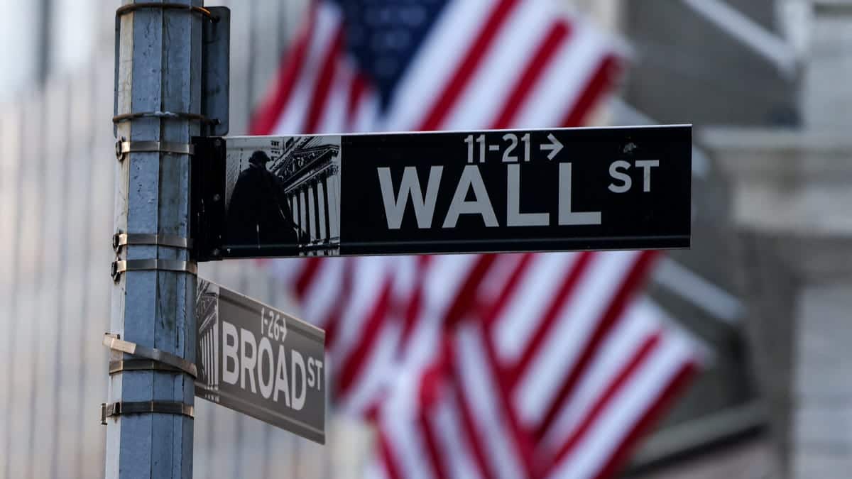 Nasdaq Falls on AI Spending Worries Ahead of Earnings