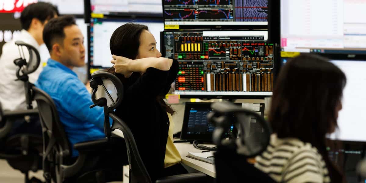 Asian Markets Tumble as SoftBank, Chip Stocks Decline