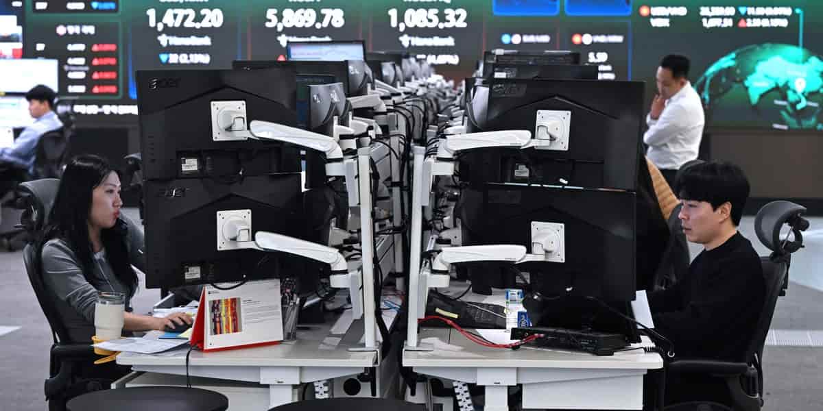 South Korea's Kospi plunges 7% as AI trade worries mount
