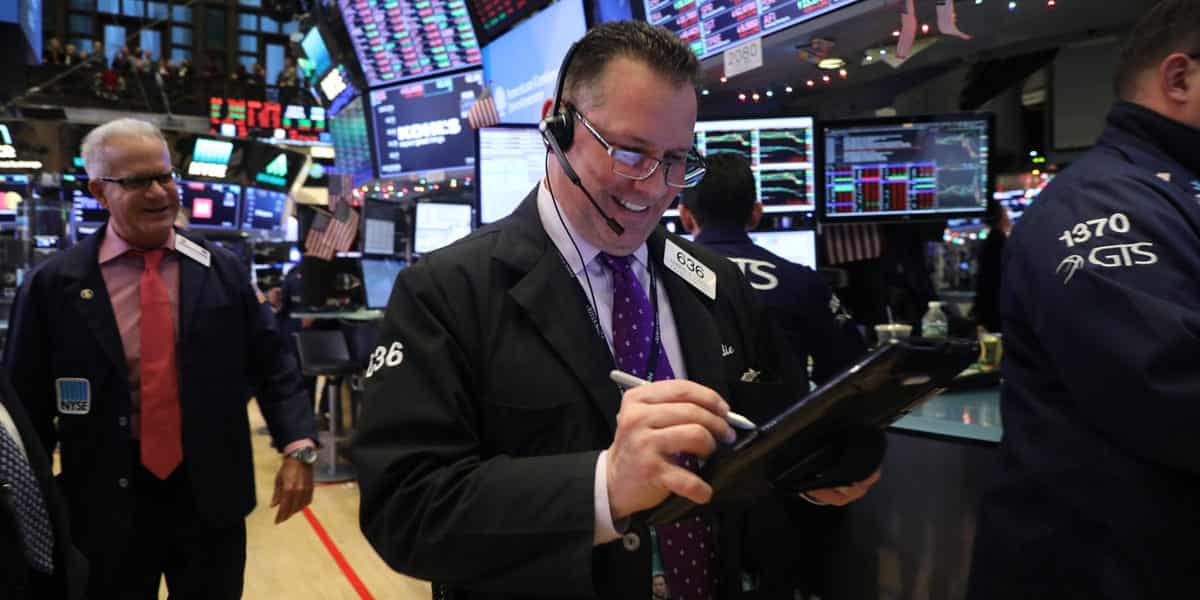 Dow Jones Industrial Average Closes at Record High Amid Tech Rally and Oil Price Drop