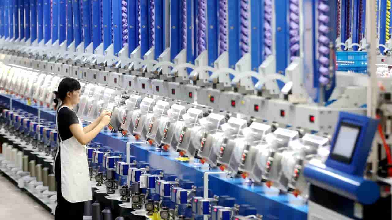 China's private sector divergence grows: tech advances, traditional industries lag