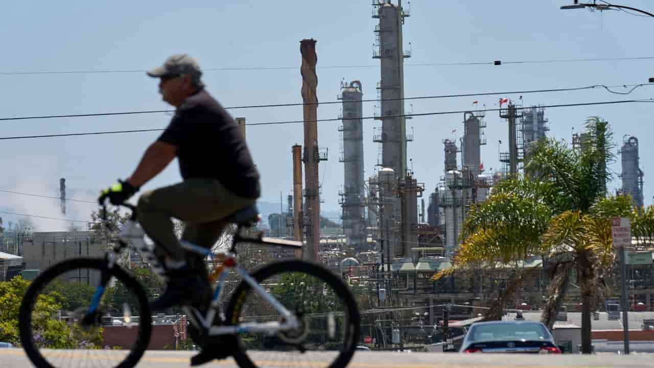 Trump pressures US oil refiners to lower pump prices