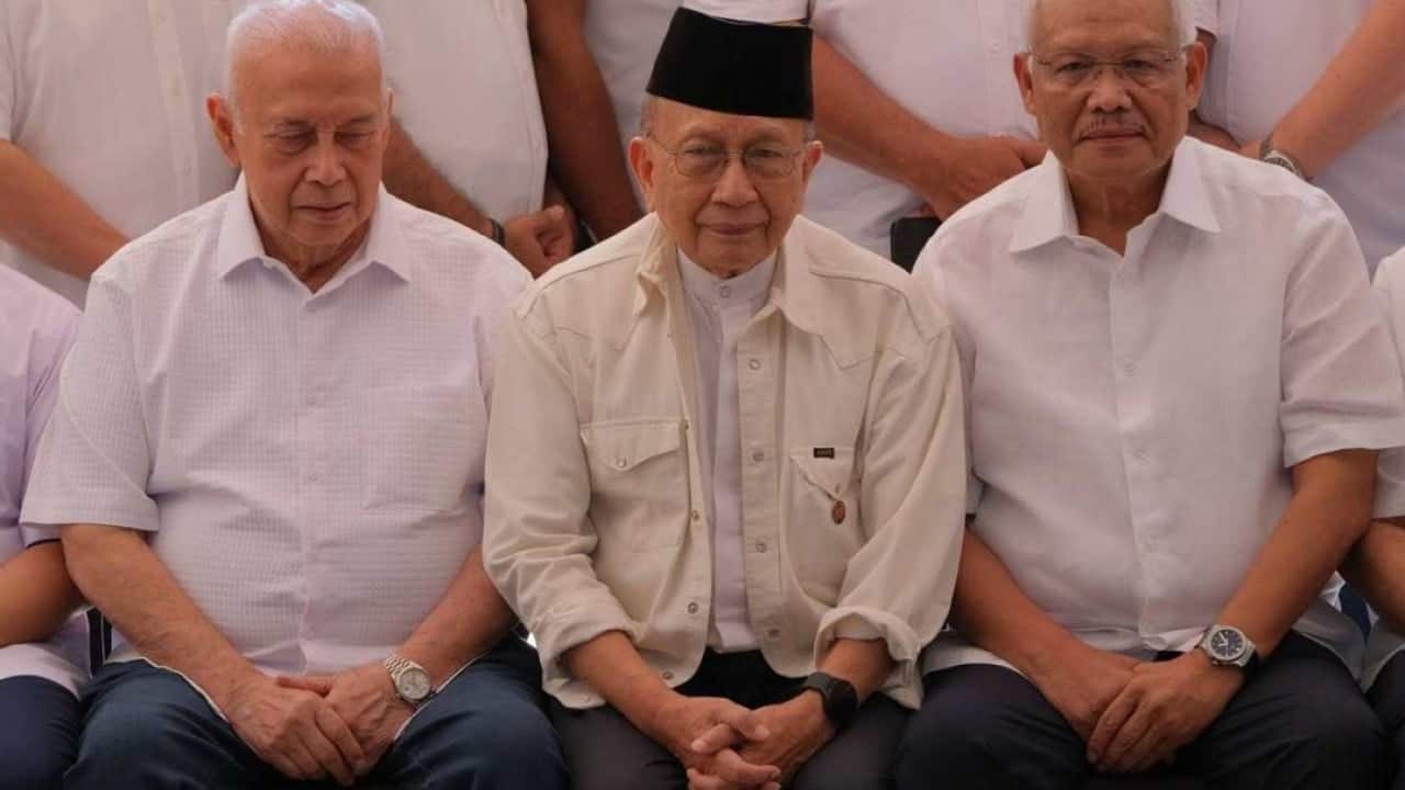 Ex-Malaysian minister charged with sedition over royal crisis