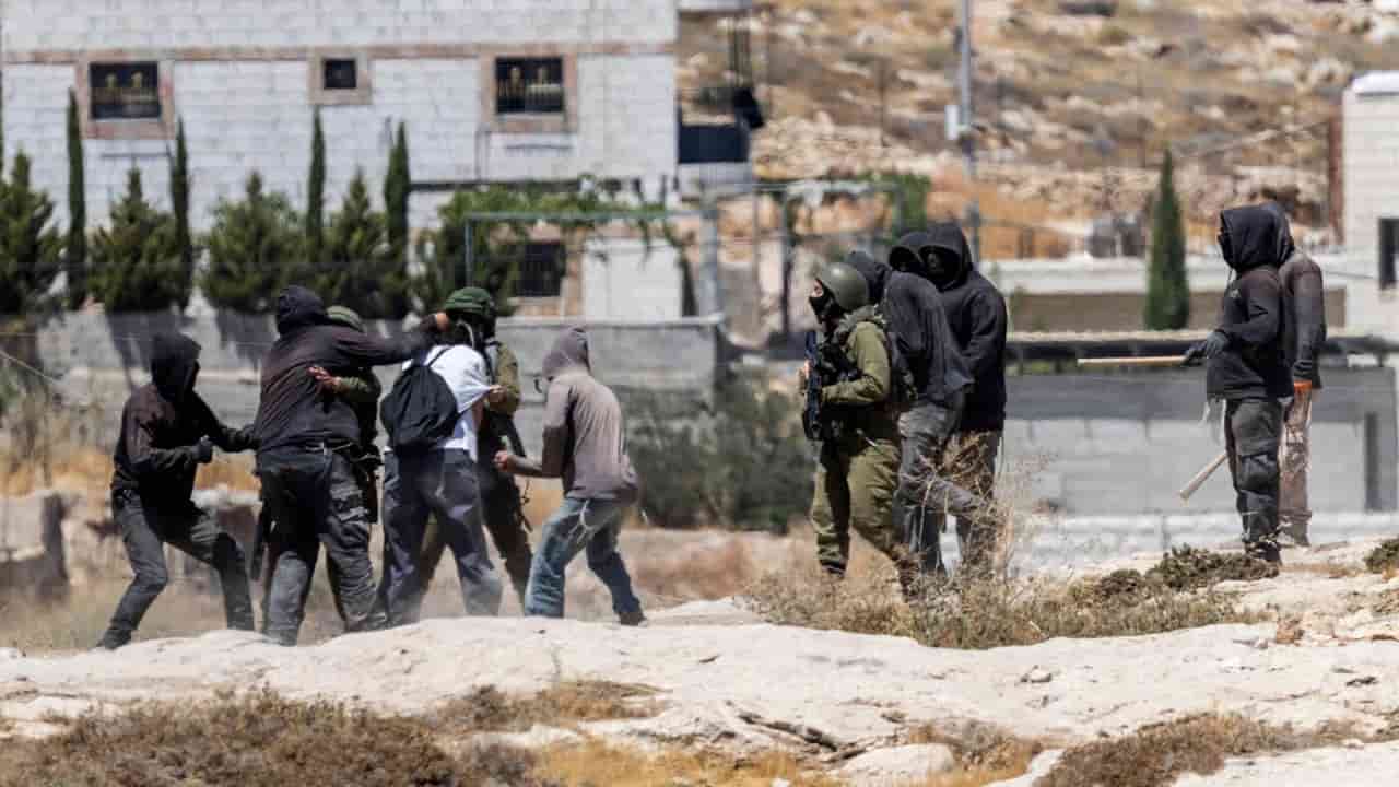 Israel bans UK MPs, closes consulate after settlement trade boycott