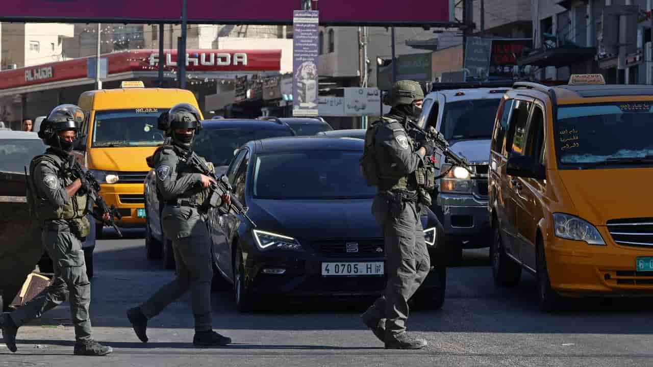 Israeli forces raid Qalandiya refugee camp, arrest residents
