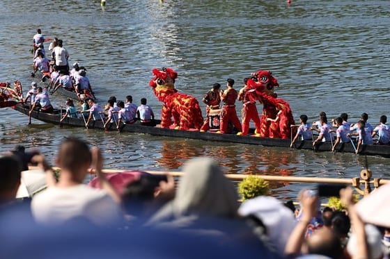 China Holiday Travel Rises, Spending Per Trip Flat