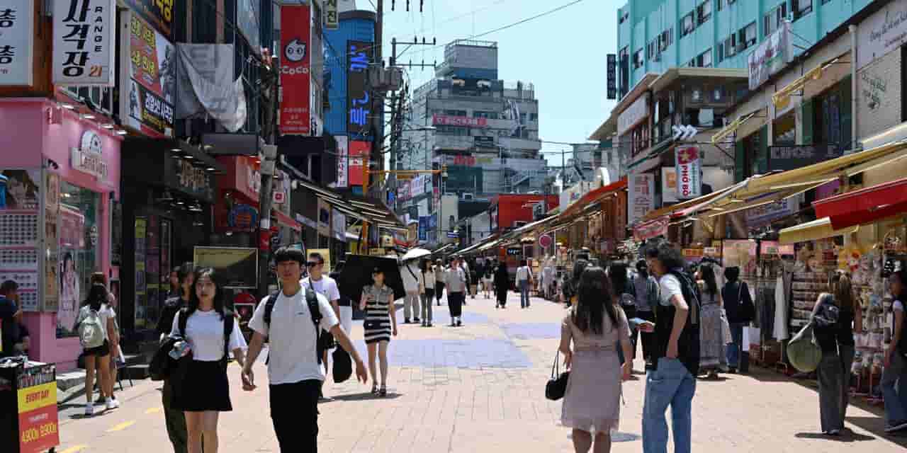 Young South Koreans more upbeat on marriage than Japanese, poll finds
