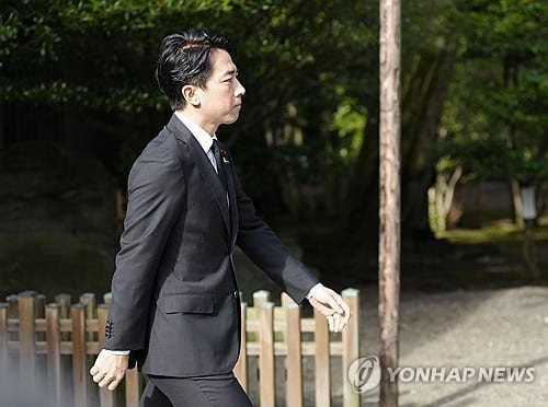 Japan PM sends offering to Yasukuni Shrine, refrains from visit