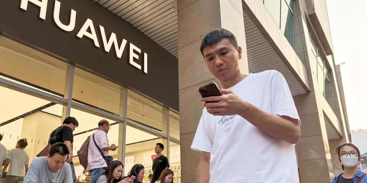 Huawei aims for 20% smartphone growth despite memory crunch