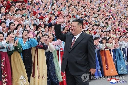 Kim Jong-un holds photo sessions with women's union, military construction unit