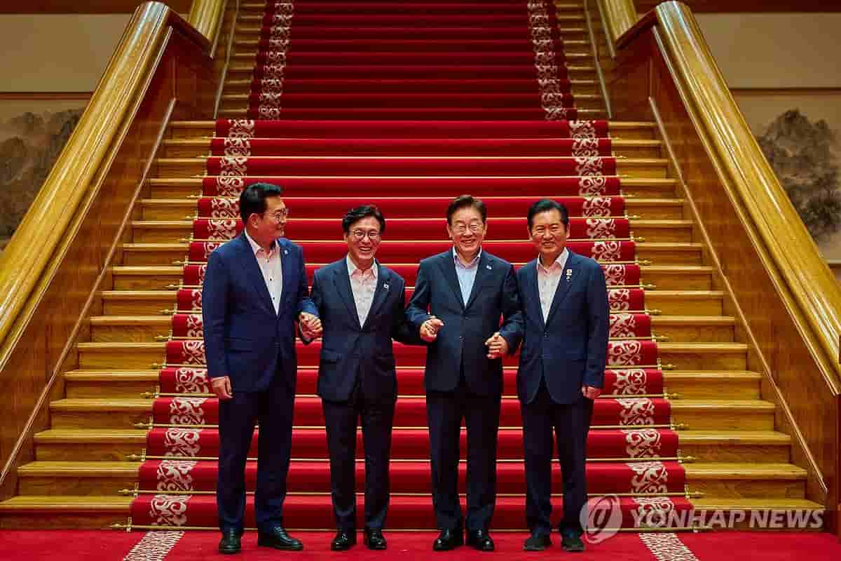 President Lee urges unity between new DP chair and rivals