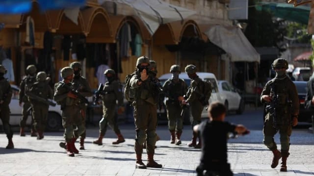 Israeli forces raid Beit Fajjar, fire tear gas