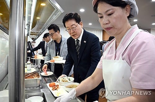 President Lee marks 500th day in office with reporters