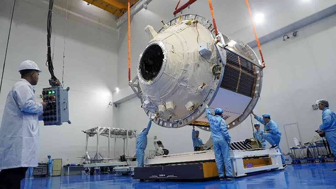 China tests hi-tech tools for space and astronauts