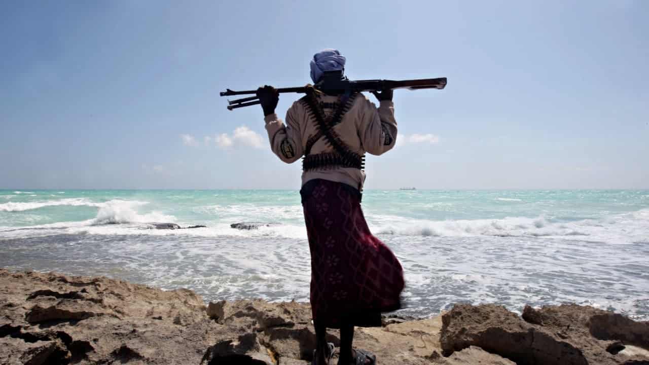 Somali pirates kidnap 20 sailors from US-sanctioned ship near Yemen