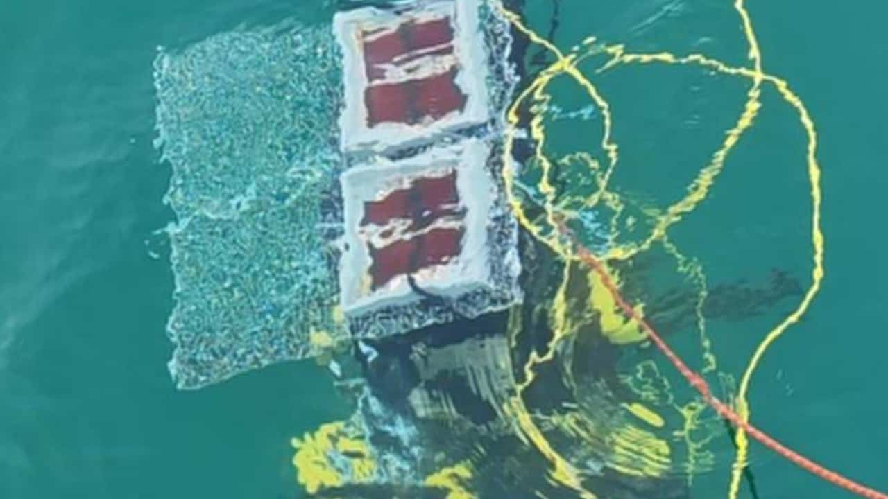 China tests first practical submarine solar power plant