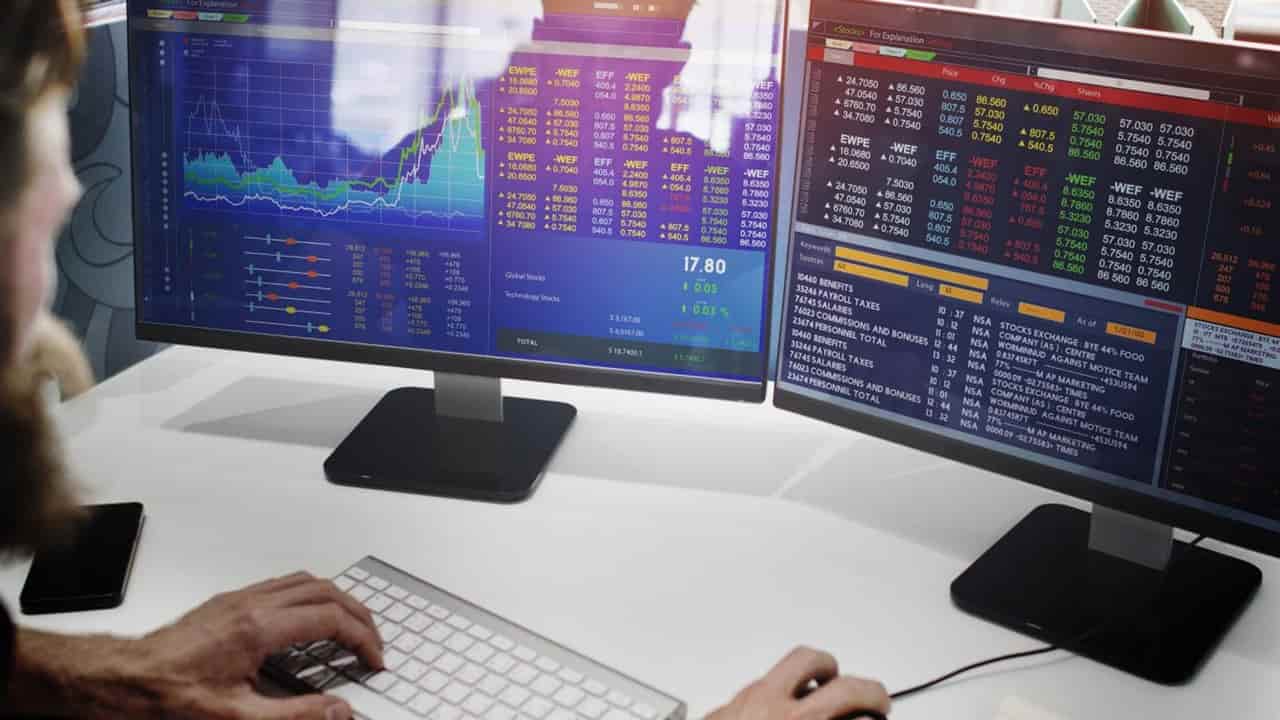Bitcoin Outperforms S&P 500 in Rare Daily Gain