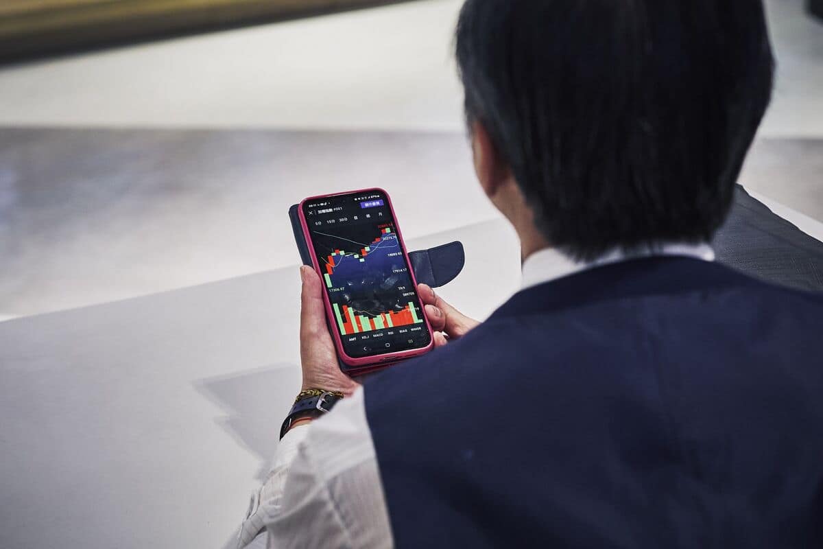 Fund Managers Want Taiwan Regulators to Lift a Mobile Phone Ban