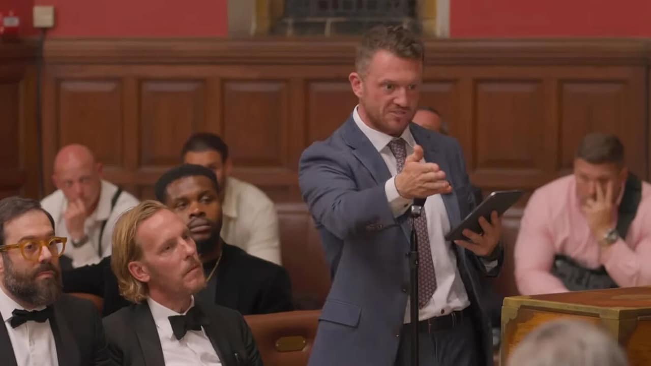 Tommy Robinson apologizes to Muslim student after defending her against online abuse