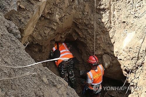 Gov't team begins ground search for 9 missing Koreans in Nepal floods