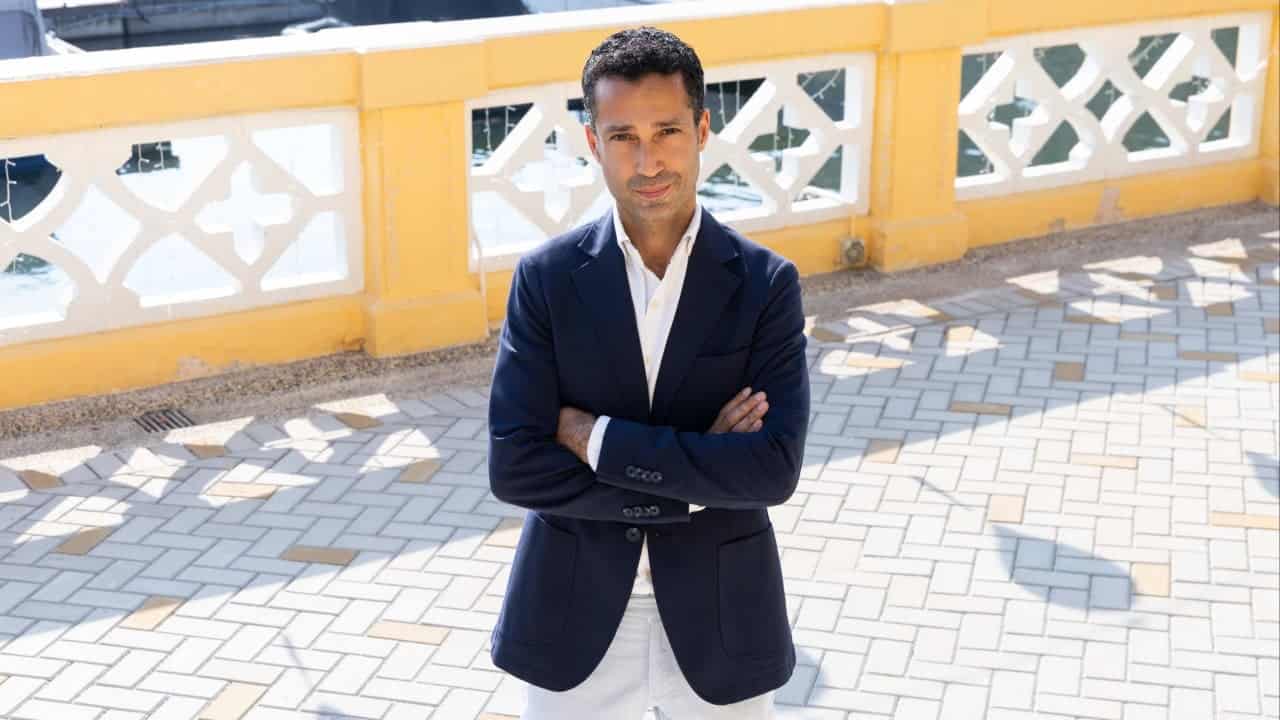Former banker turns plastic waste into bricks