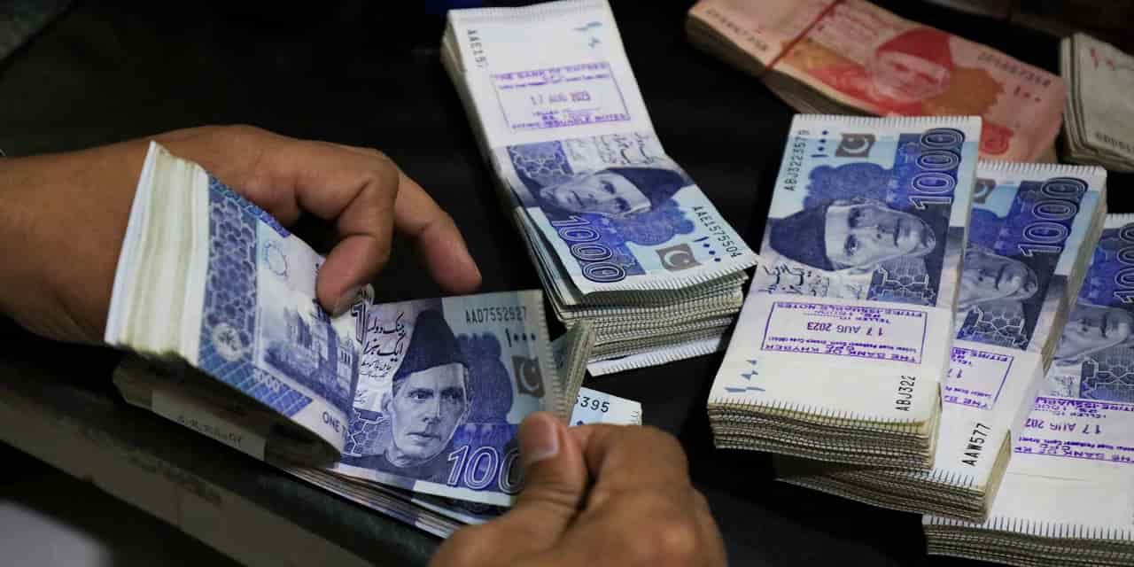 Pakistan mandates Islamic finance shift for domestic banks by 2028