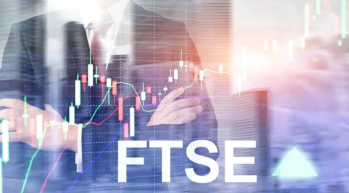 FTSE 100 dips amid oil price pressures and AI development concerns